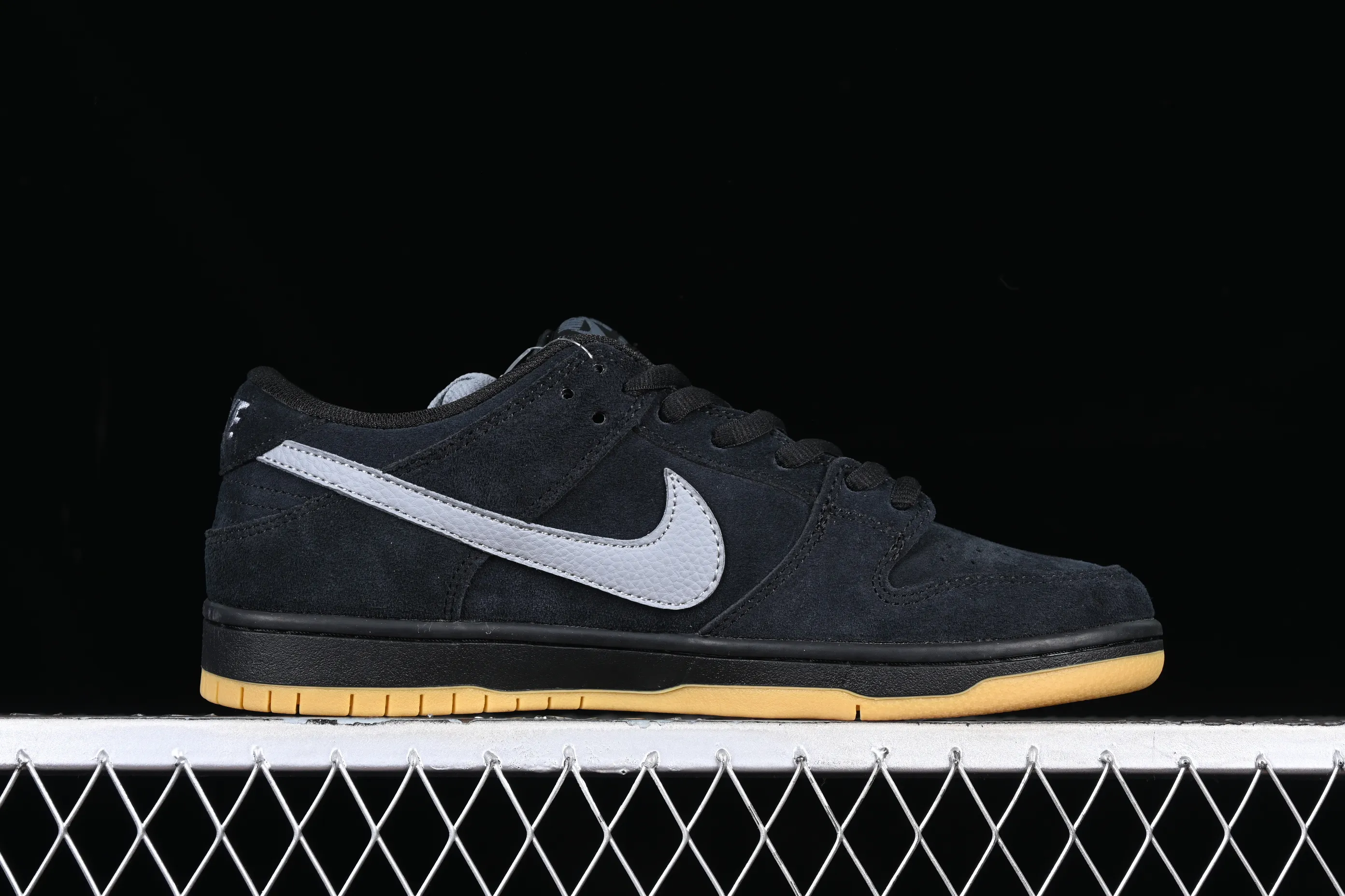 All categories Nk SB Dunk Series Nk SB Dunk Low Low-top sneakers N version Nk SB Dunk Low Raw rubber black and gray SB Dunk Series low-top casual sports skateboard shoes BQ6817-010